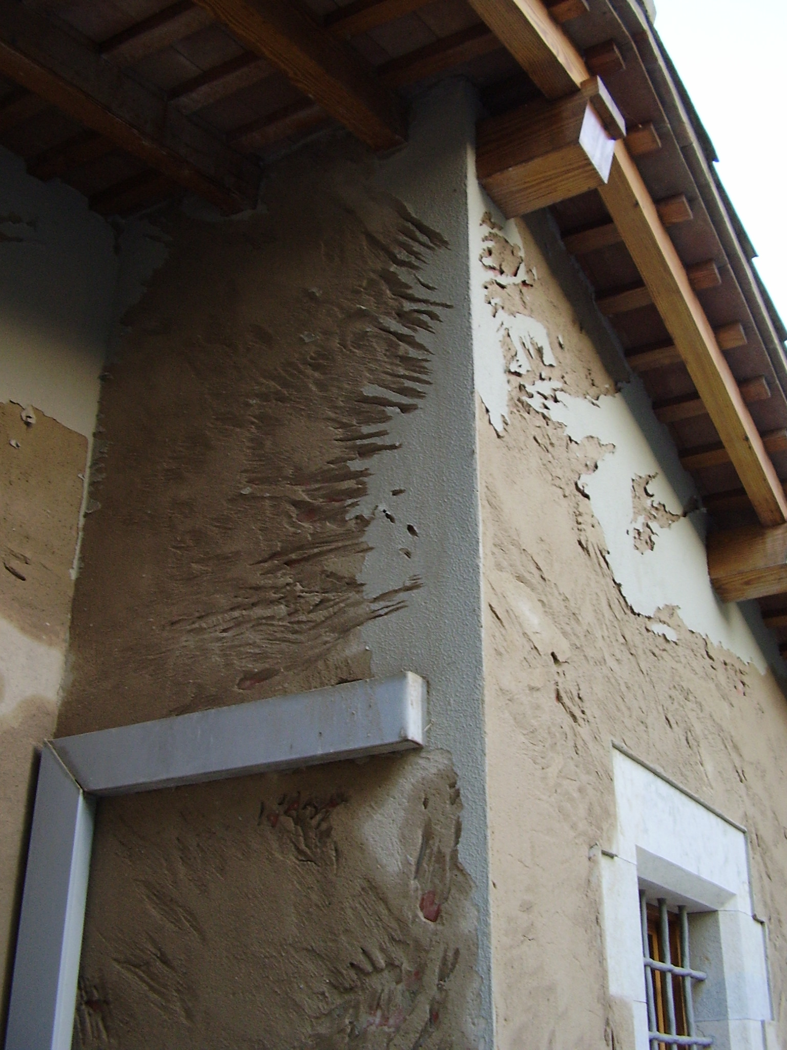 Rehabilitacion de desperfectos en fachada de Girona