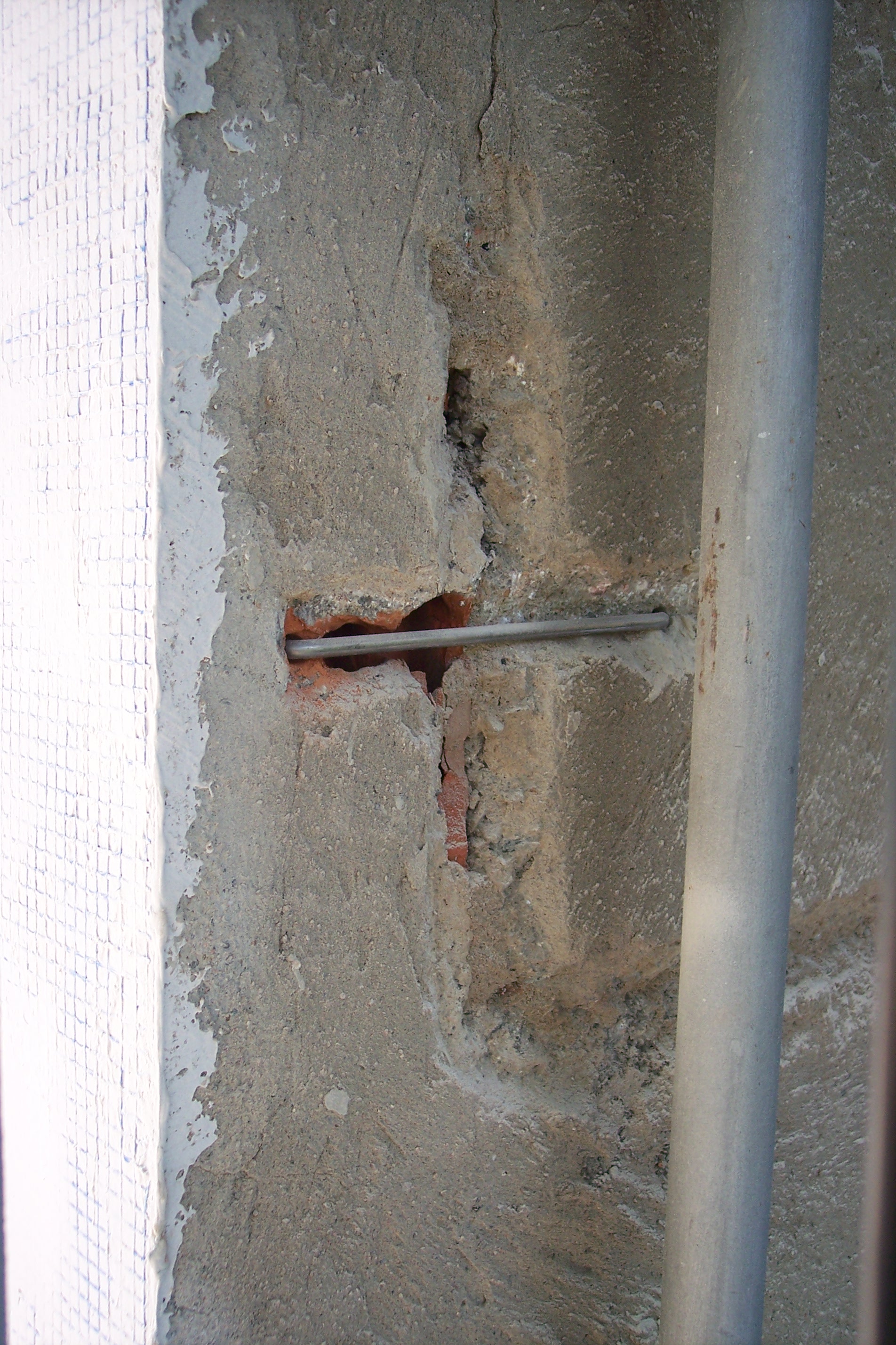 colocacion grapa metalica para reparar grietas en fachada
