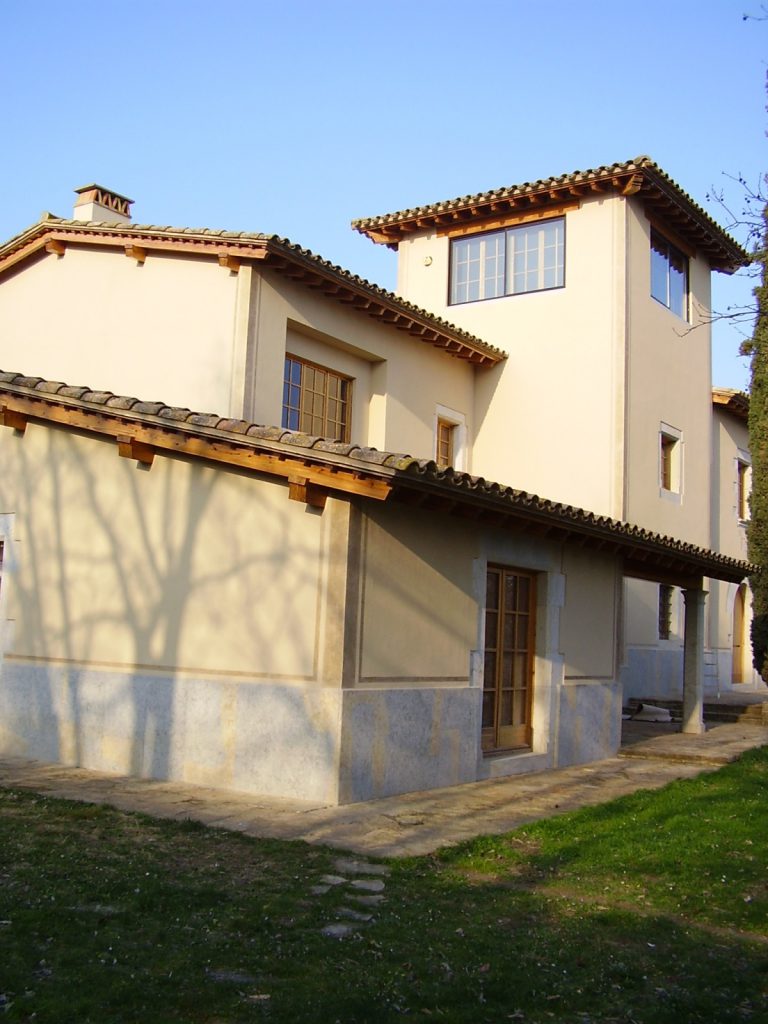 fachada masia rehbilitada en Girona