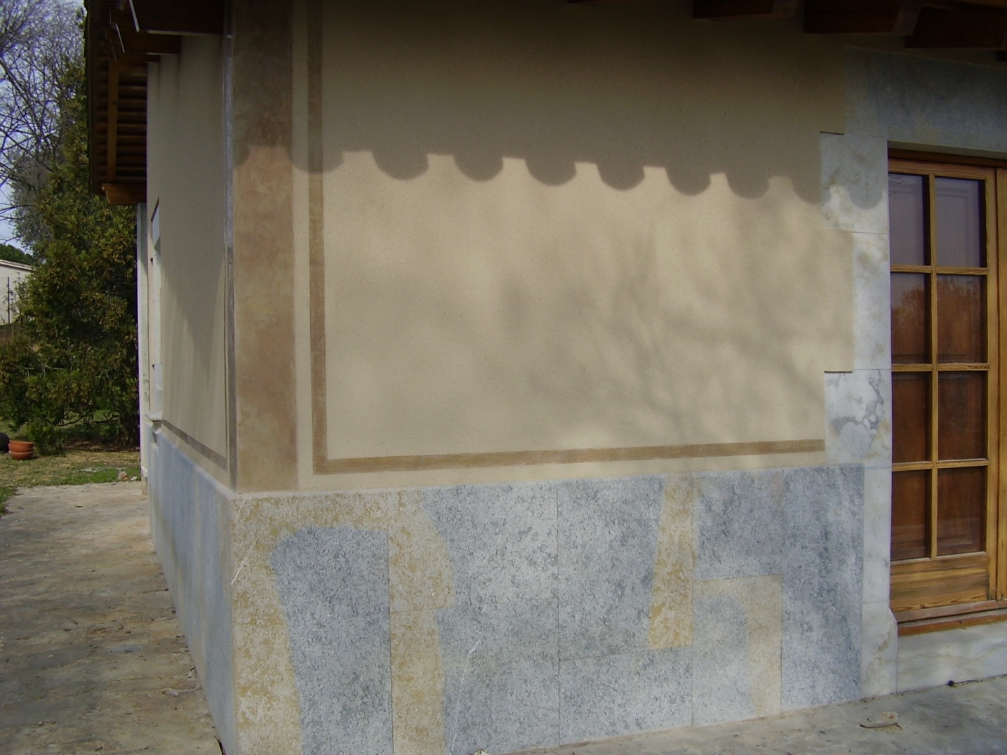 Pintura petrea proyectada en fachada de Girona