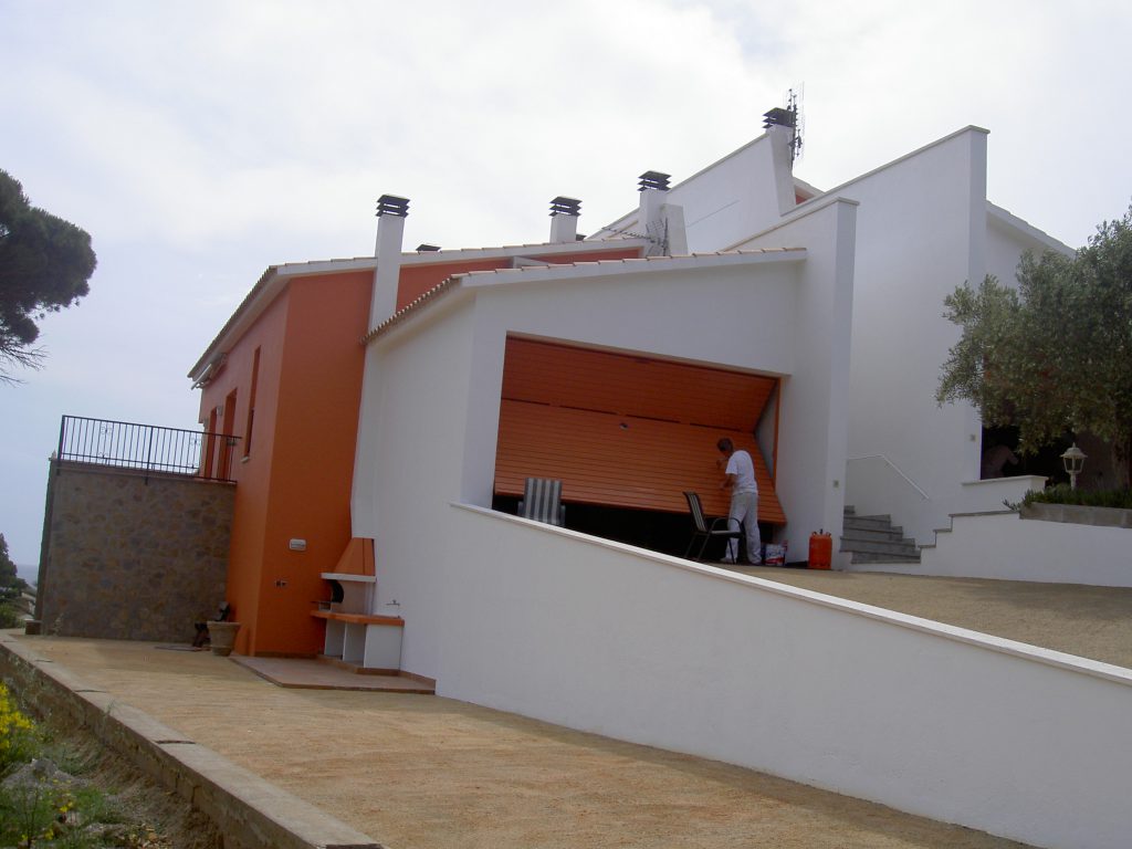 Rehabilitacio de una façana a Lagostera per Girona pintors