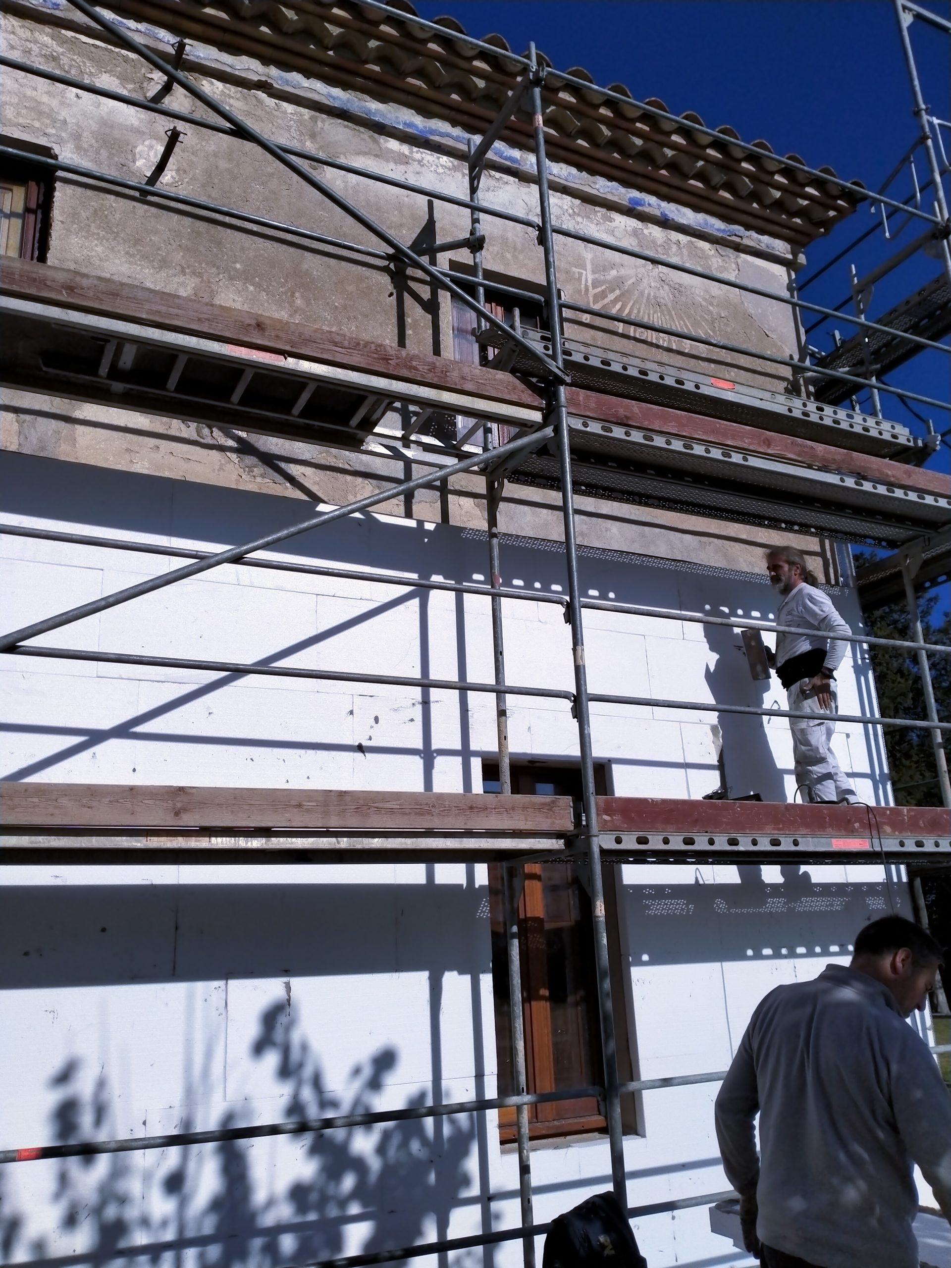 Instal·lació professional de plaques SATE en una façana de Girona