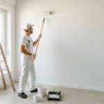 Pintor pintando un piso