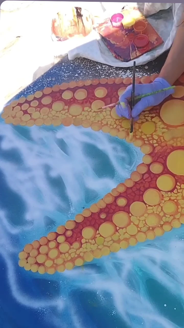 Detall del procés de pintura artística d’una estrella de mar de Karla Vera