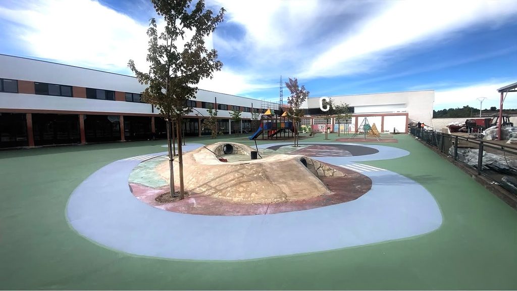 Patios escolares y parques infantiles: pavimento continuo de colores y elementos de juego