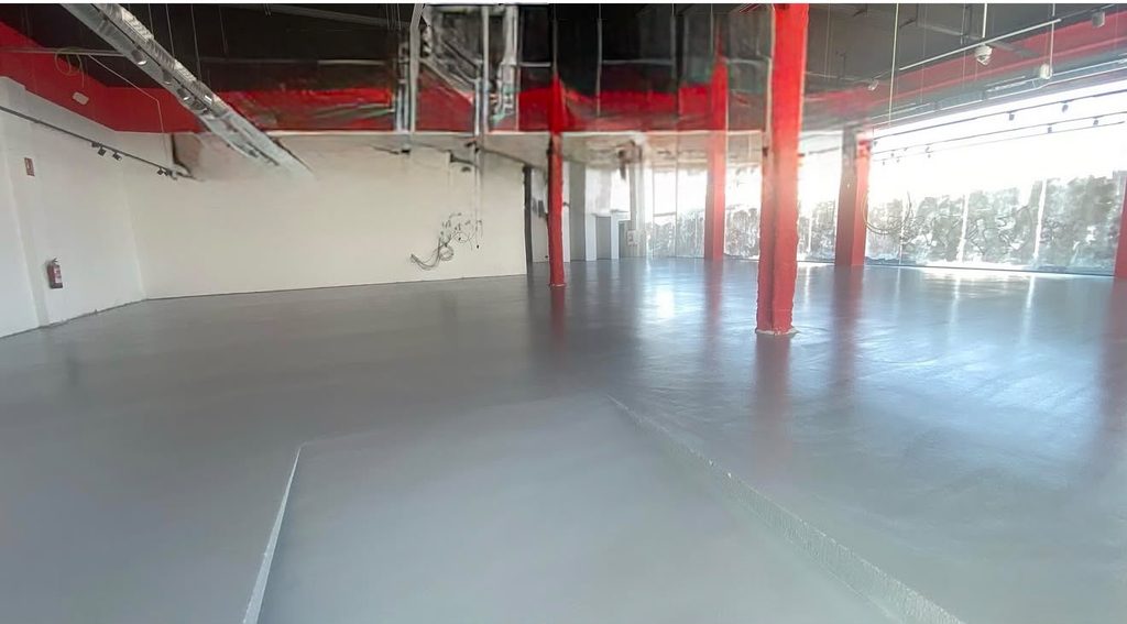 Pavimento continuo de resina en una nave industrial, imagen facilitada por Aplicaciones Hilario